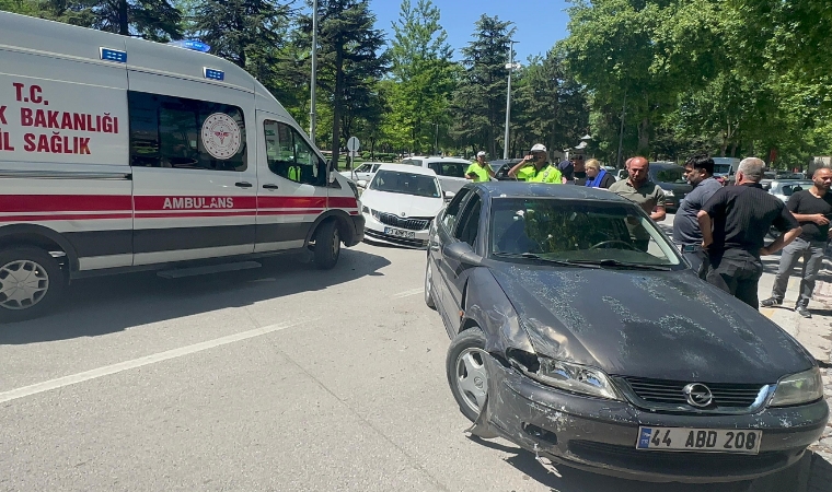 İnönü Caddesi Üzerinde Korkutan Kaza: 2 Yaralı