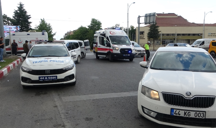 Malatya'da Ekip Otosunun Karıştığı Kazada 2 Polis Memuru ile Bir Çocuk Yaralandı