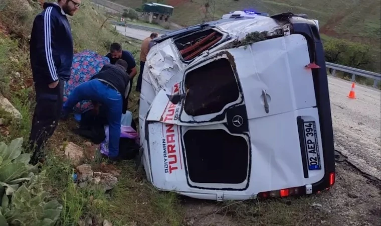 Malatya’da, yolcu minibüsü devrildi! 1’i ağır 12 kişi yaralandı