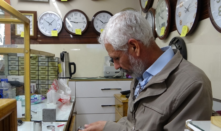 Malatyalı Depremzede Mehmet Üzmez, 45 Yıldır Zamana Ayar Veriyor