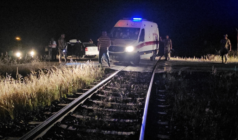 Malatya’ya Gelen Yük Treni Otomobile Çarptı: 2 Yaralı