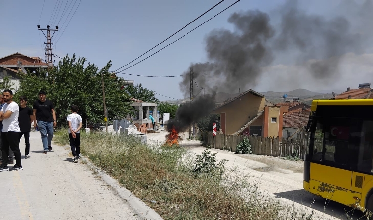 Orduzu Mahallesi’nde Halk Ayaklandı: Lastik yakarak yolu trafiğe kapattılar