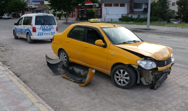 Şeyh Bayram Mahallesi’nde Üç Aracın Karıştığı Kazada 1 Kişi Yaralandı
