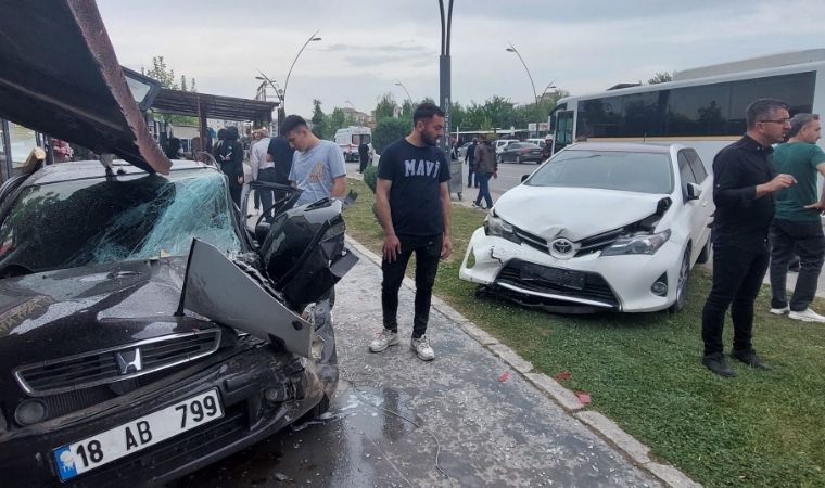 Tecde'de Feci Kaza: Kontrolden Çıkan Kamyon Ortalığı Savaş Alanına Çevirdi