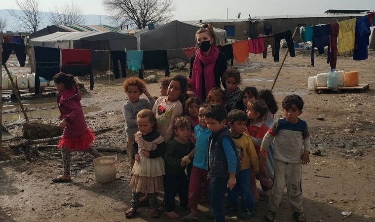 Teşekkürler Saime Öğretmen: Sanatın Gücüyle Mültecilere ve Depremzedelere Umut Işığı Oldu