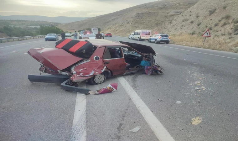 AKÇADAĞ’DA KORKUNÇ KAZA: OTOMOBİL KARŞI ŞERİDE UÇTU, 2 KİŞİ YARALANDI!