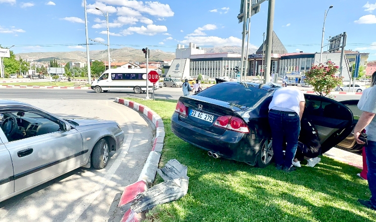 Buhara Bulvarı Viraj Kavşağında Kaza: 2 Yaralı