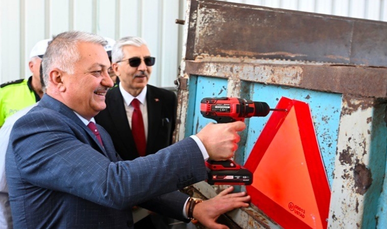 Malatya'da, Güvenli Trafik Akışı İçin Traktör Sürücülerine Reflektör Dağıtıldı