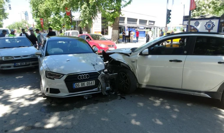 Malatya’da Kaçak Sürücü Şoku: Üç Araç Çarpıştı, Sürücü Olay Yerinden Kaçtı!