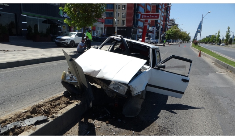 Malatya'da, Refüje Çarpan Tofaş Hurdaya Çıktı: 6 Yaralı
