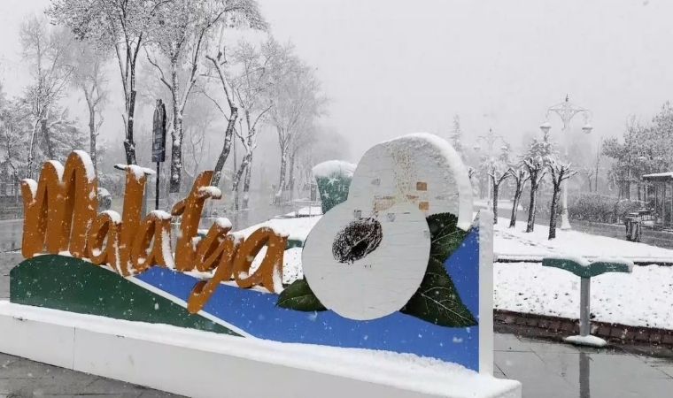 Malatya’da Kar Fırtınası Yolları Kilitledi: Sürücüler İçin Tehlike Arttı!
