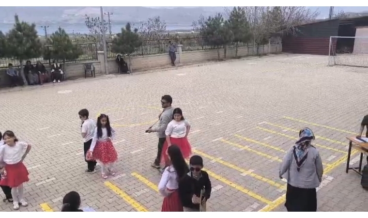 Kalplerin Kahramanı Müdür Yardımcısından Duygulandıran Hareket: 23 Nisan’da Alkışlar Taner Öğretmene