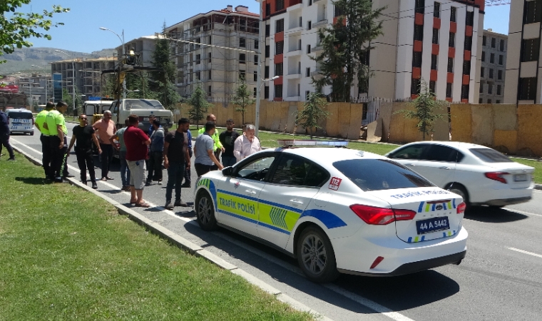 Bir Anlık Dalgınlık Korkuttu! Kamyon Otomobile Çarptı, Ortalık Karıştı!