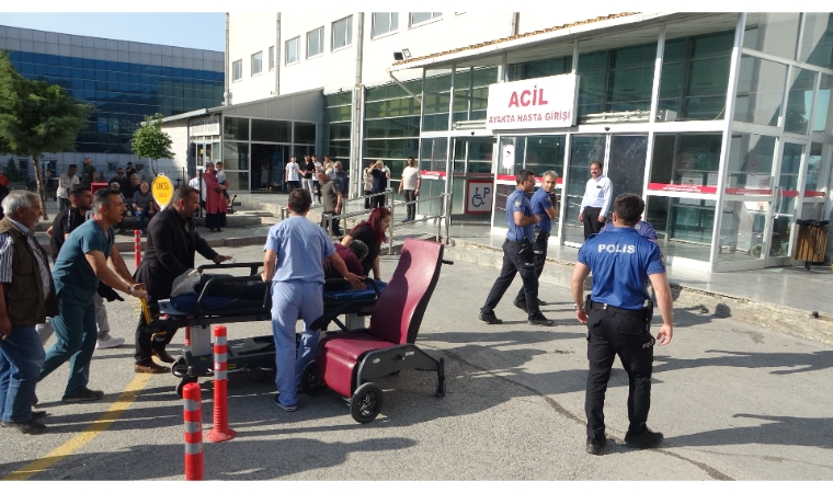 Deprem Anıtı Önünde Kan Aktı: Husumetli Akrabalar Birbirine Girdi!