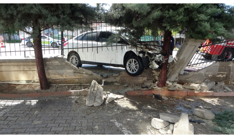 Direksiyon Hakimiyetini Kaybetti! Otomobil Alev Topuna Döndü
