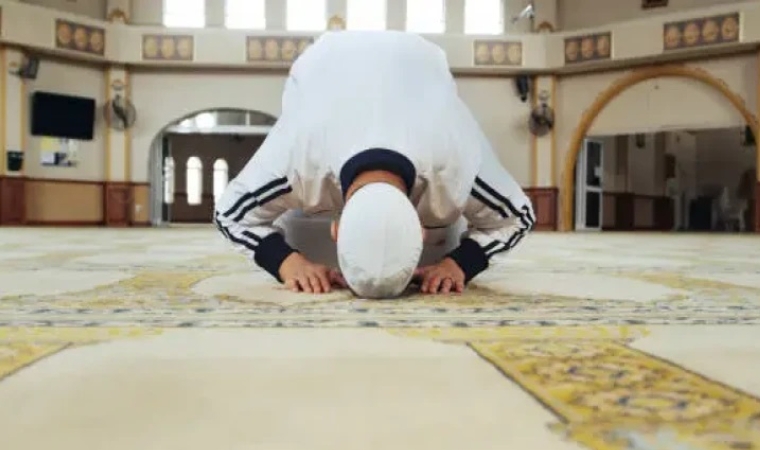 Ezan Okunmadan Kılınan Namaz Geçerli Midir?