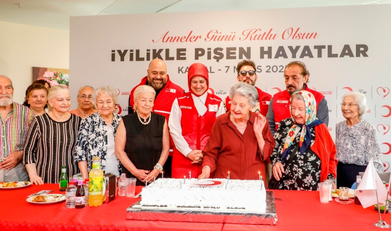 Kızılay’dan Deprem Bölgesine Anneler Günü Sürprizi