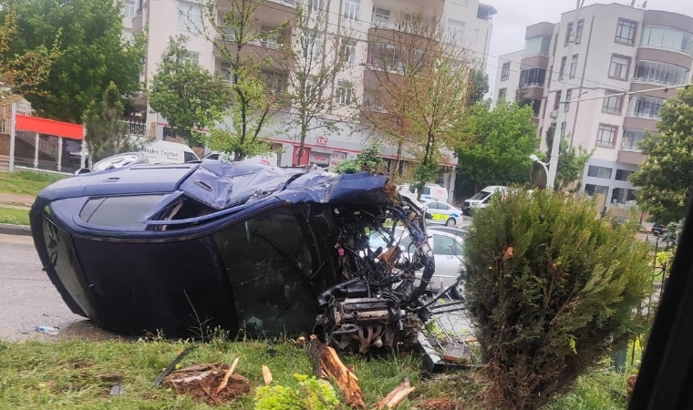 Kontrolden Çıkan Araç Ters Döndü! Çöşnük Kavşağı’nda Kaza Alarmı