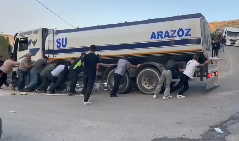Trafik Kilitlendi, Çözüm Halktan Geldi! Darende’de Arazöz Vakası