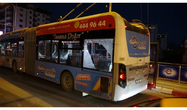 Trambüs Yolculuğu Kabusa Döndü: Kamyonetle Çarpıştı