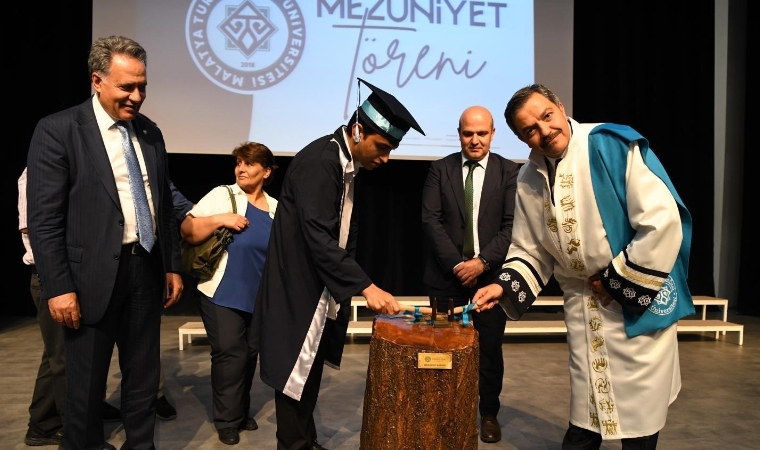 Turgut Özal Üniversitesi’nde Kep Attılar, Hayata Yelken Açtılar!