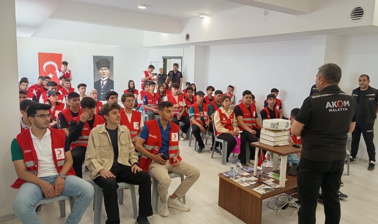 Yangın ve Afet Anında Ne Yapmalı? Genç Kızılay’a Uygulamalı Eğitim