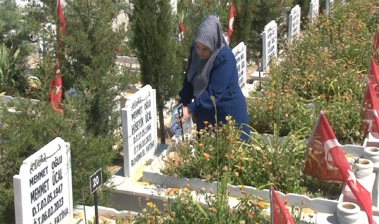 Bayram Mezarlıkta Gözyaşıyla Başladı: “Acımız İlk Günkü Gibi”