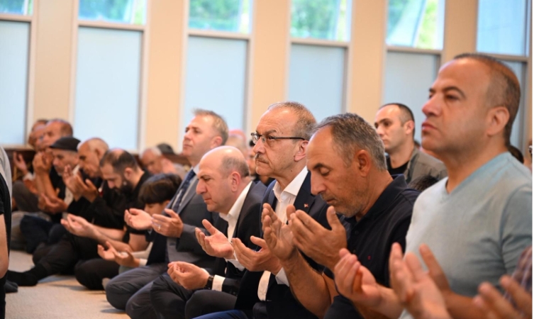 Deprem Yorgunu Şehirde Bayram Sevinci! Sabahın İlk Işıklarıyla Camiler Doldu