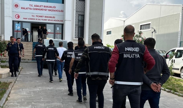 Ekmek İçinde Zehir Sakladılar: Cezaevini Boyladılar!