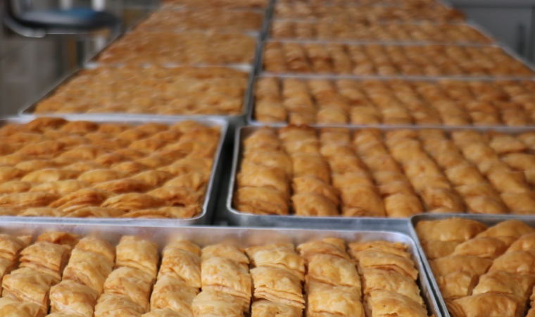 Gece Gündüz Tatlı Mesaisi: Kadınların Elinden 230 Tepsi Baklava