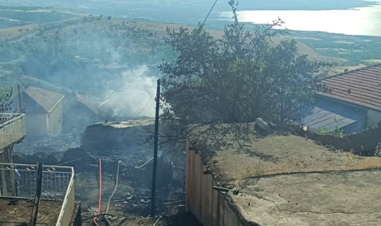 Kale’de Örtü Yangını Felakete Döndü: İki Ev Kül Oldu!