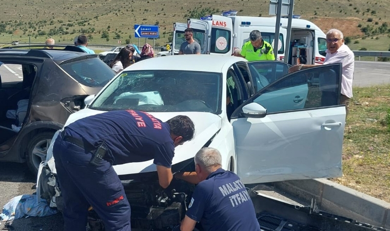 Kavşakta Can Pazarı! Akçadağ’da 4 Kişi Yaralandı