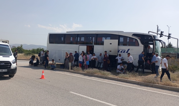 Malatya-Sivas Yolunda Kaza Alarmı! Otobüs Refüje Savruldu