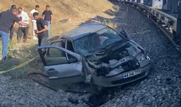 Malatya’da Hemzemin Geçitte Kaza: Yük Treni Otomobile Çarptı, 5 Yaralı