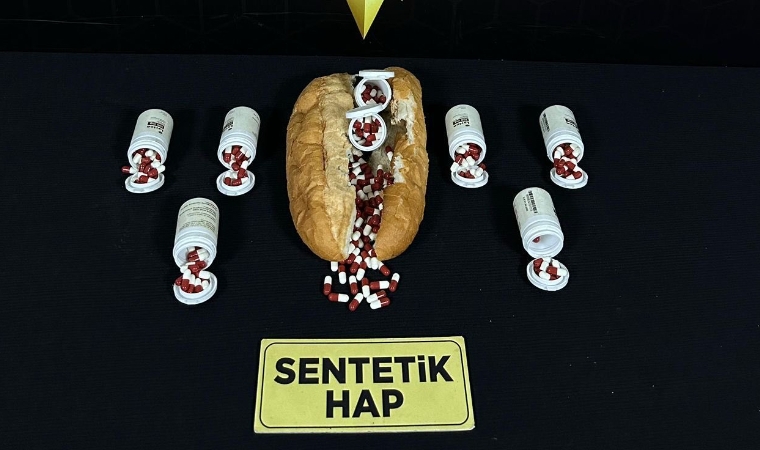 Sokak Satıcılarına Operasyon: Ekmek Arasına Gizlenmiş 383 Sentetik Ecza Hapı Ele Geçirildi