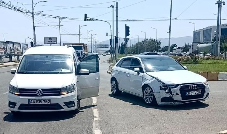 Turgut Özal Kavşağı’nda Tehlikeli Dönüş: İki Otomobil Çarpıştı, 2 Yaralı