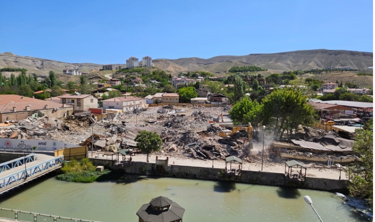 Yüzlerce Dükkanlık Projede İlk Kazma Vuruldu