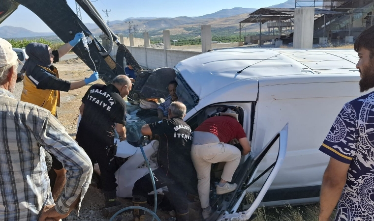 Akçadağ Cezaevi Kavşağında Kaza: Sürücü Araçta Sıkıştı
