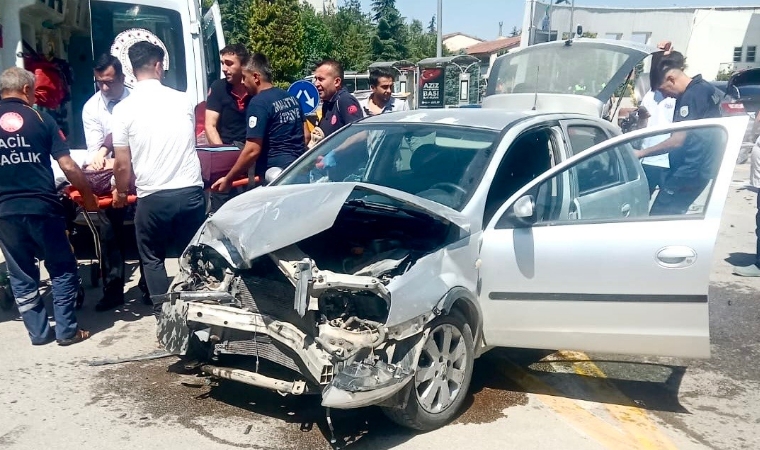 Belediye Önünde Korkutan Kaza: Otomobiller Çarpıştı 4 Kişi Yaralandı