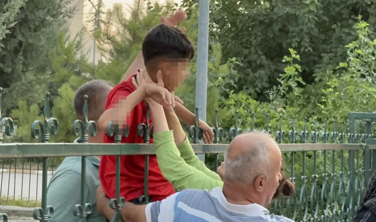 Bir Demir Parmaklık, Bir Yaz Tatili ve Bir Çocuğun Kolundan Akan İhmal