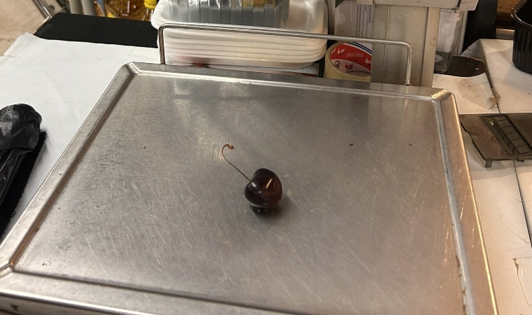 Lüks Gıda Dönemi: Tartıya 1 Kiraz Koydular, Etiketi 8 Lira Yazdı!