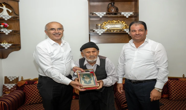 Şehit Babasının Evinde Poz Verdi: Gülümseyen Başkan, Mahzun Baba