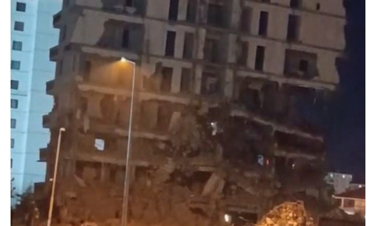 Tecde Mahallesi’nde 7 Katlı Bina Yerle Bir Oldu