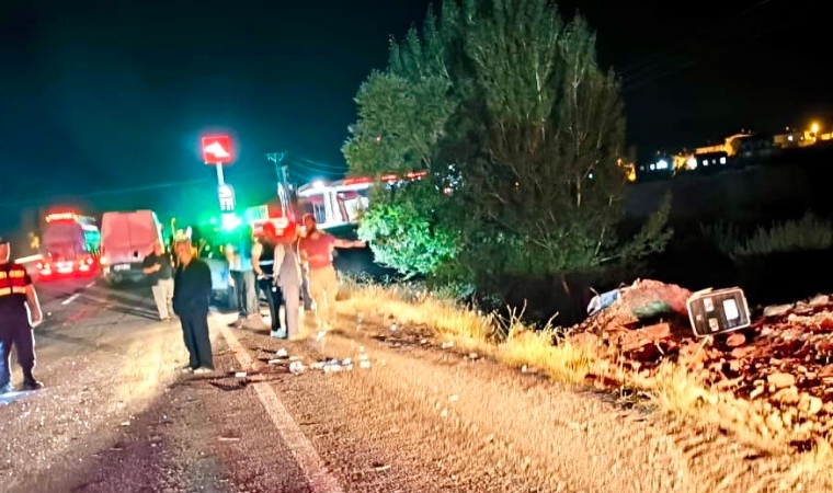 Traktörle Otomobil Çarpıştı Sürücü Hayat Mücadelesi Veriyor