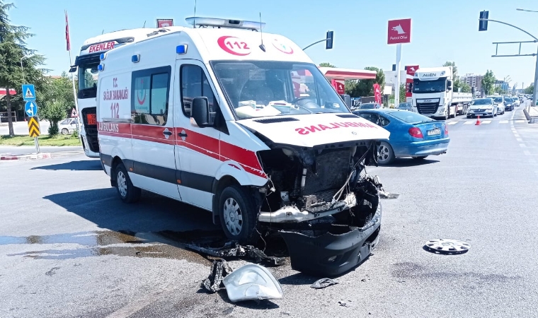 Akıllı Kavşakta Peş Peşe Kaza! Ambulans da Zincire Eklendi