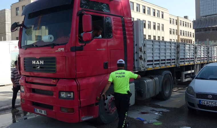 Kapalı Çarşı’da Feci Kaza: Tırın Çarptığı Yaya Yola Savruldu