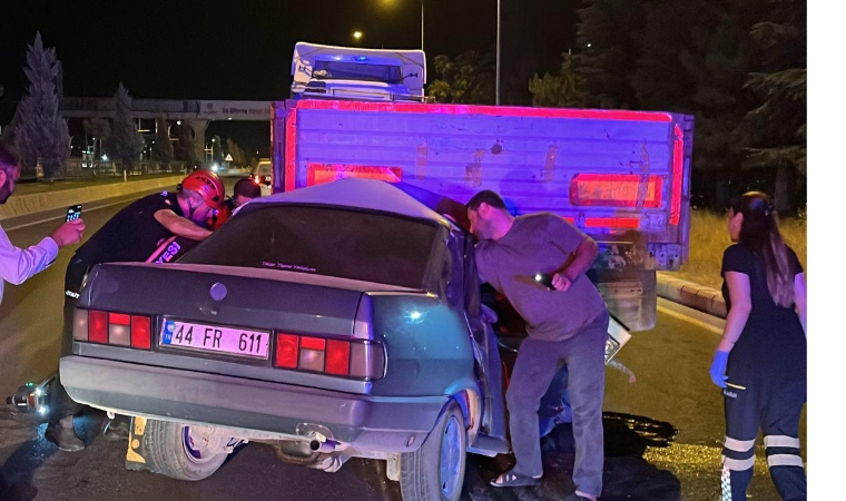 Kuralsızlık Kaza Getirdi! Ehliyetsiz Genç Tıra Arkadan Çarptı