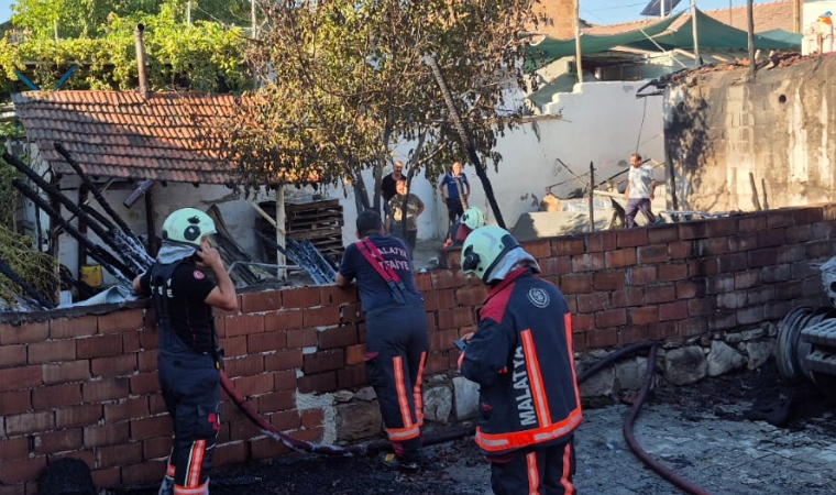 Malatya Battalgazi’de Ev ve Traktör Alevler İçinde Kaldı