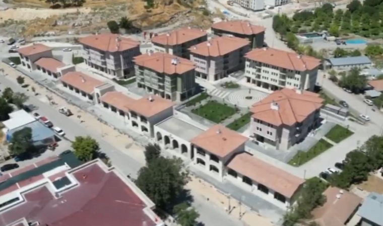 Malatya Valisi Seddar Yavuz, Akçadağ’daki Deprem Konutlarının Anahtarlarını Teslim Etti