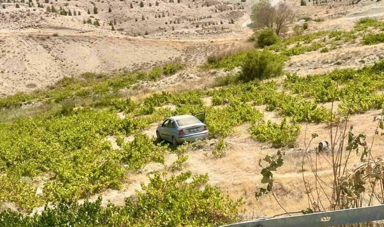 Malatya'da Tarlaya Uçan Otomobilde Bulunan Çocuk ve Yaşlı Kadın Yaralandı!